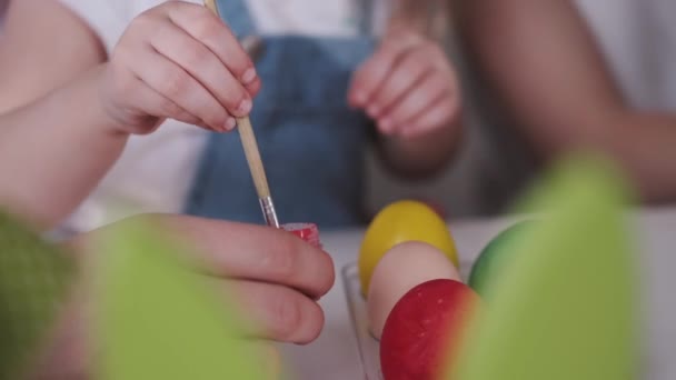 De paaseieren worden met de hand in verschillende kleuren geschilderd — Stockvideo
