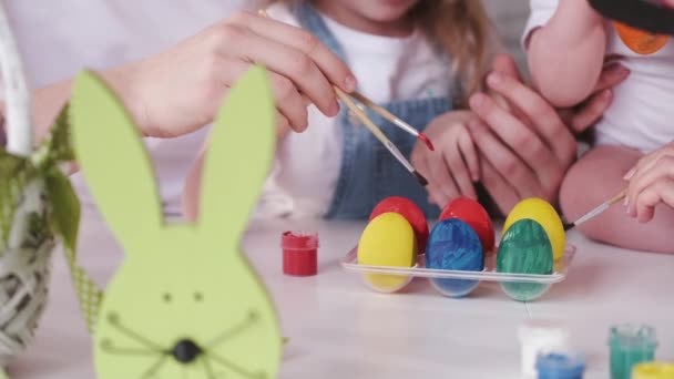 Los huevos de Pascua están siendo pintados en diferentes colores por las manos — Vídeos de Stock