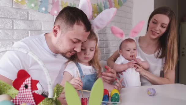 La familia se prepara para la Pascua en un blanco decorado para la sala de vacaciones — Vídeo de stock