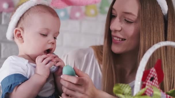 Europäische Mutter mit Kindern spielt mit Ostereiern — Stockvideo