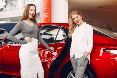 Bir araba salonda iki şık kadın