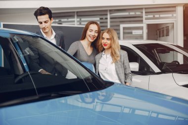 Bir araba salonda iki şık kadın