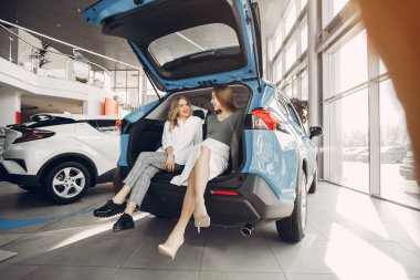 Bir araba salonda iki şık kadın