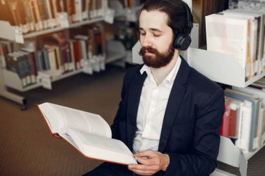 Kütüphanede yakışıklı adam çalışma