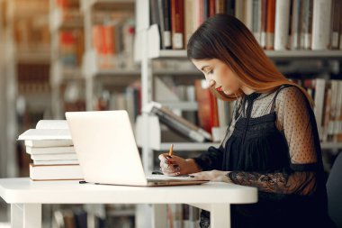 Kütüphanede güzel kız çalışması