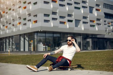 Bir yaz şehirde paten ile şık adam