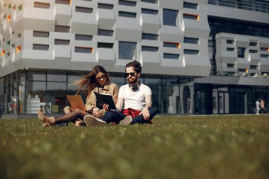 Bir şehirde yakışıklı adam çalışma