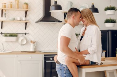 Güzel bir çift mutfakta vakit geçirir.