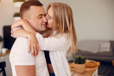 Güzel bir çift mutfakta vakit geçirir.