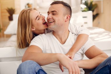 Güzel bir çift tuvalette vakit geçirir.