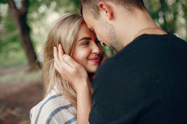 Güzel bir çift yaz ormanında vakit geçirir.