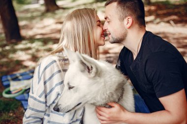 Güzel bir çift yaz ormanında vakit geçirir.