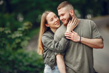 Güzel bir çift yaz ormanında vakit geçirir.