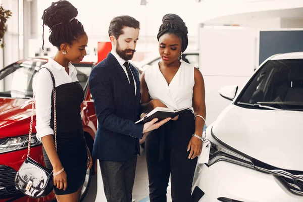 Bir araba salonunda iki şık siyah kadın