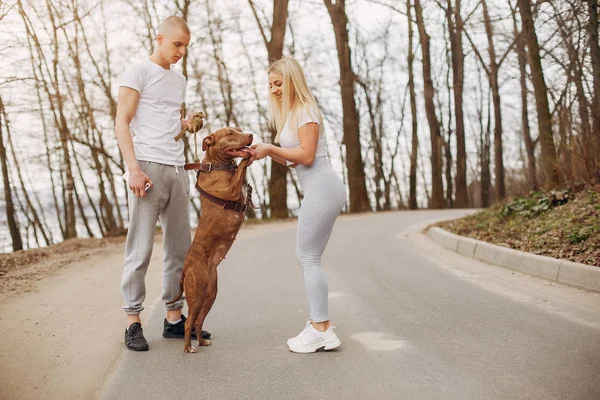 Sportpár egy nyári parkban — Stock Fotó