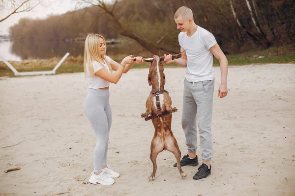 Sports couple in a summer park — Stock Photo, Image