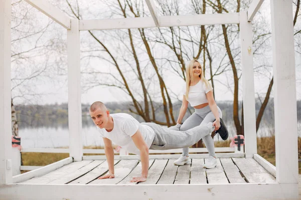 Bir yaz parkında spor çift — Stok fotoğraf