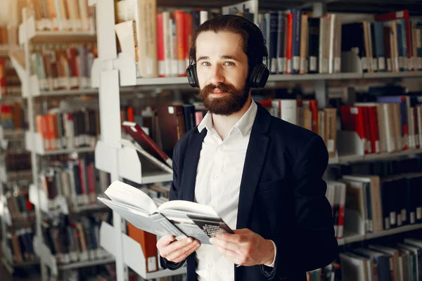 Snygg Guy-studie på biblioteket — Stockfoto