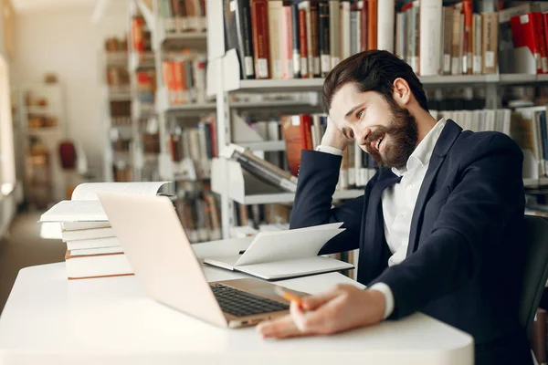 Belle étude de gars à la bibliothèque — Photo