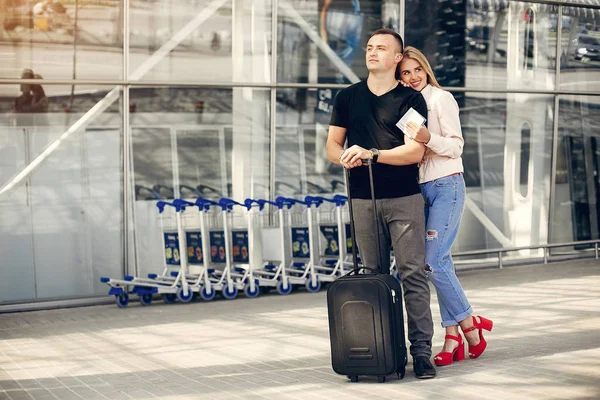 Schönes Paar steht auf einem Flughafen — Stockfoto