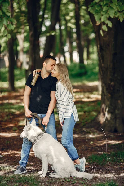 Beautiful couple spend time on a summer forest — Stock Photo, Image