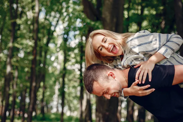 Belo casal passar o tempo em uma floresta de verão — Fotografia de Stock