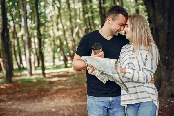 Linda pareja tener un descanso en un bosque de verano —  Fotos de Stock