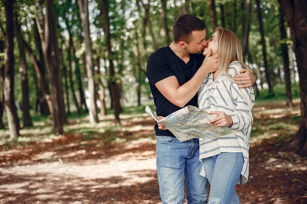 Linda pareja tener un descanso en un bosque de verano — Foto de Stock