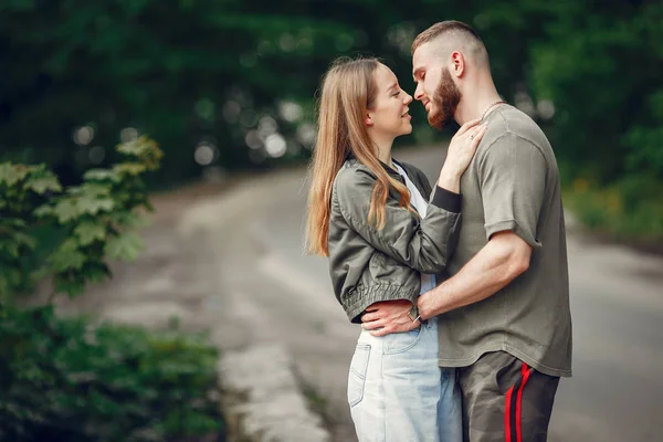 Piękna para spędza czas w letnim lesie — Zdjęcie stockowe