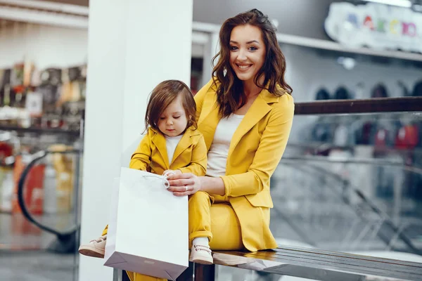 Mutter und Tochter mit Einkaufstasche — Stockfoto