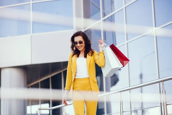 Menina bonito com saco de compras em uma cidade — Fotografia de Stock