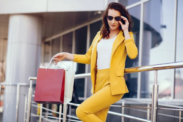 Linda chica con bolsa de compras en una ciudad —  Fotos de Stock