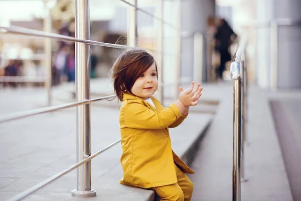 Bir şehirde alışveriş çantası ile sevimli küçük kız — Stok fotoğraf