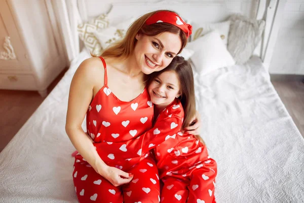 Linda madre e hija en casa en pijama — Foto de Stock