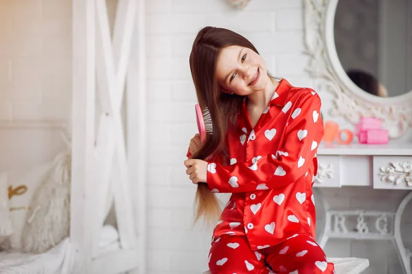 Милая маленькая девочка дома в пижаме — стоковое фото