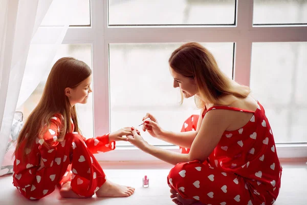 Linda madre e hija en casa en pijama — Foto de Stock