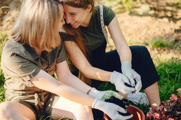 Mutter mit Tochter arbeitet im Garten in der Nähe des Hauses — Stockfoto