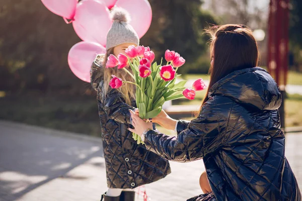 Familia linda y elegante en un parque de primavera — Foto de Stock