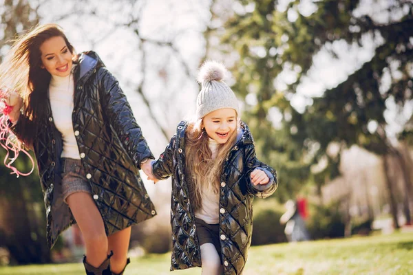 Famiglia carina ed elegante in un parco primaverile — Foto Stock