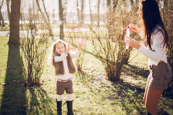 Leuke en stijlvolle familie in een lentepark — Stockfoto