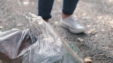 Çöp torbasının çöp toplama işlemindeki kırpılmış görünümü