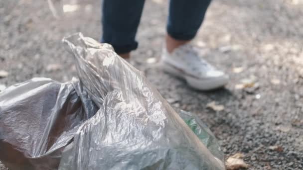 Vista cortada do saco de lixo em processo de coleta de serapilheira — Vídeo de Stock