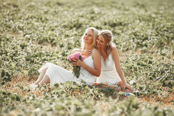 Madre con hermosa hija en un campo de otoño —  Fotos de Stock