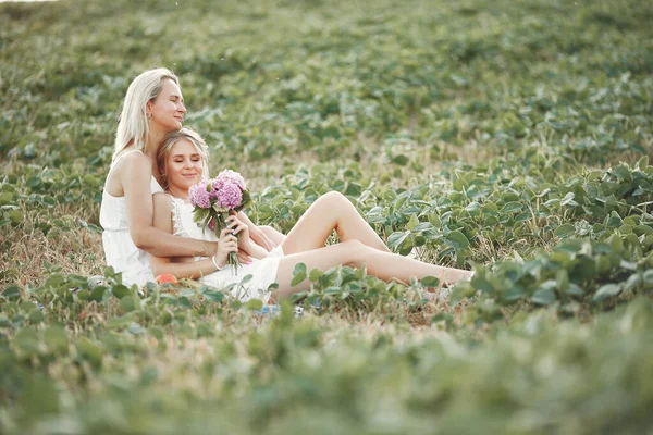 Madre con hermosa hija en un campo de otoño —  Fotos de Stock