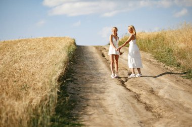 Anne ve güzel kızı sonbahar tarlasında