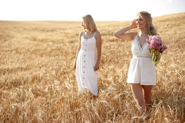 Anne ve güzel kızı sonbahar tarlasında