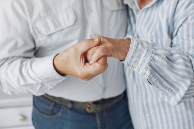 Güzel yaşlı çift evde birlikte vakit geçirirdi.