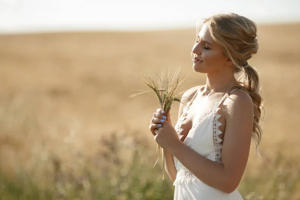 Beautiful elegant girl in a autumn field — ストック写真