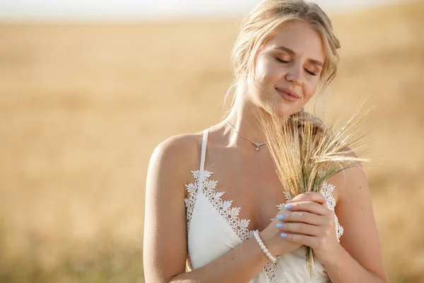 Beautiful elegant girl in a autumn field — ストック写真