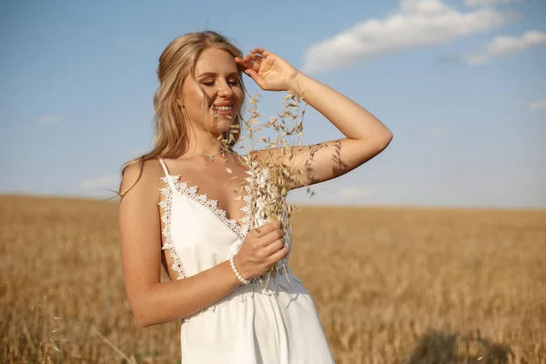 Belle fille élégante dans un champ d'automne — Photo